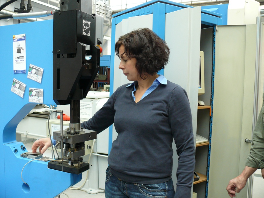 Ulrike Beyer in front of the new universal C-frame upright press DFG 500/150 from Eckold GmbH & Co. KG
