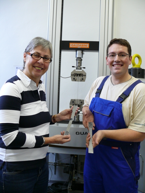 Prof. Awiszus and Matthias Schuffenahuer in front of the new tensile-compression testing machine