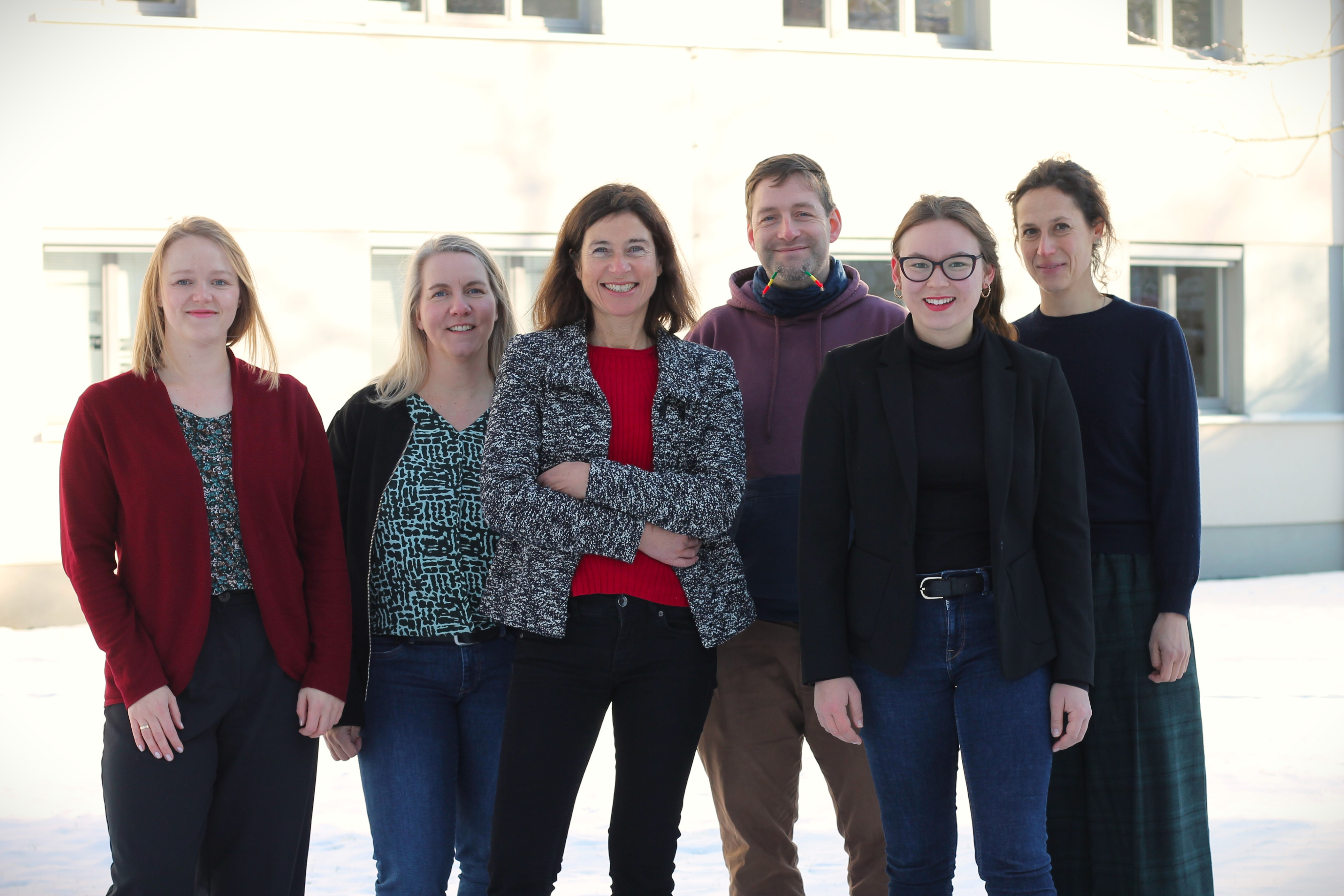 Teamphoto Professur Humangeographie 2023, von links nach rechts Hanne Schneider, Anja Riedel, Birgit Glorius, Stephan Schurig, Sandra Fischer, Friederike Enßle-Reinhardt