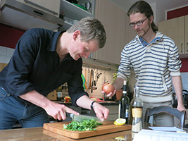 Foto zeigt Ralf Siegfried Ketscher und Kobnrad Reinhold bei der beim Schneiden von Gemüse