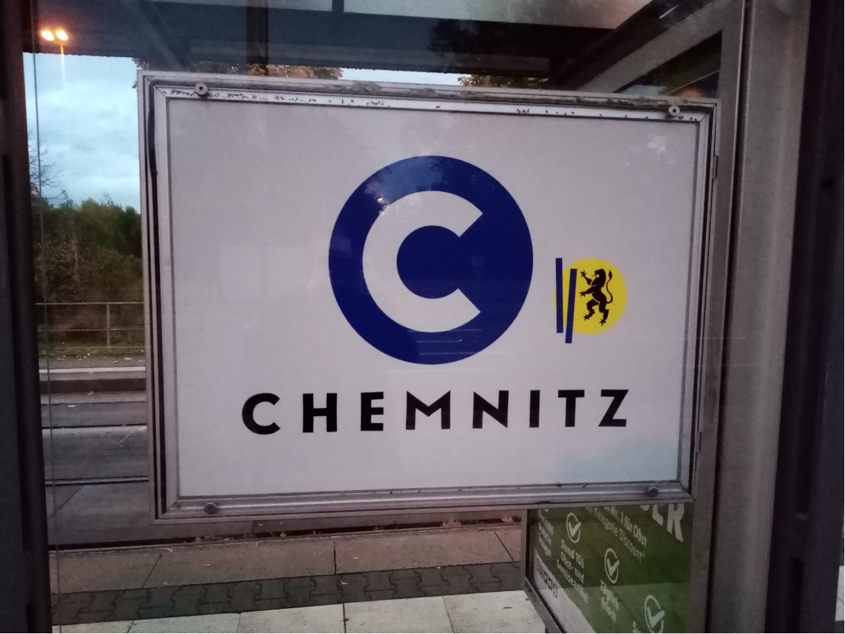 Logo an einer Chemnitzer Haltestelle