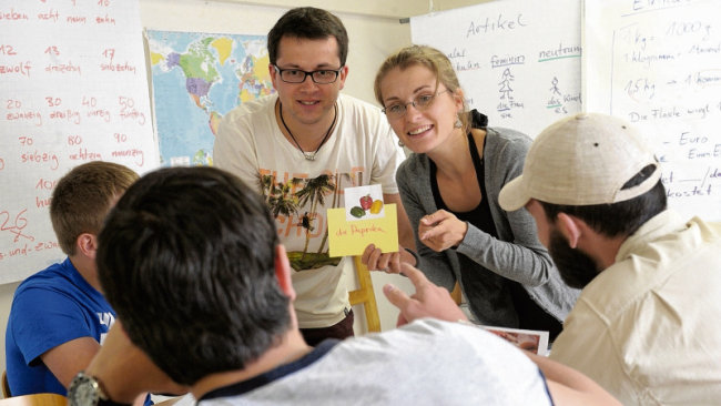  Christian Meyer und Coretta Storz geben Deutschunterricht für Asylbewerber