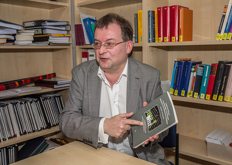Winfried Thielmann mit eurowiss Buch in der Hand