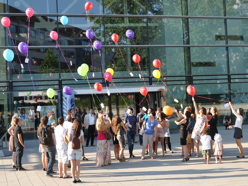 Teilnehmende des Internationalen Hochschulkurses beim Ballonsteigenlassen
