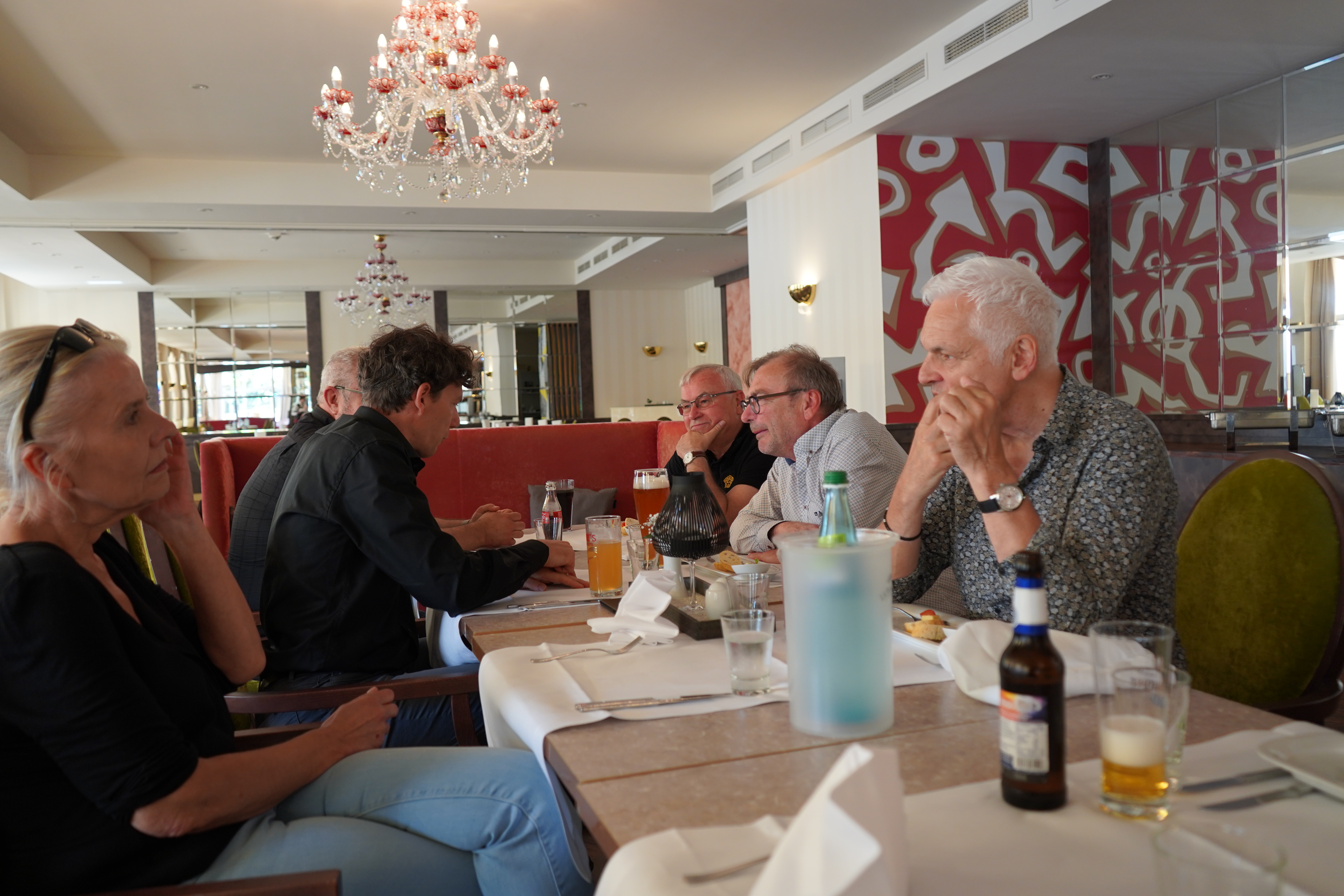 Teilnehmer der Konferenz im Gespräch nach einem Mittagessen