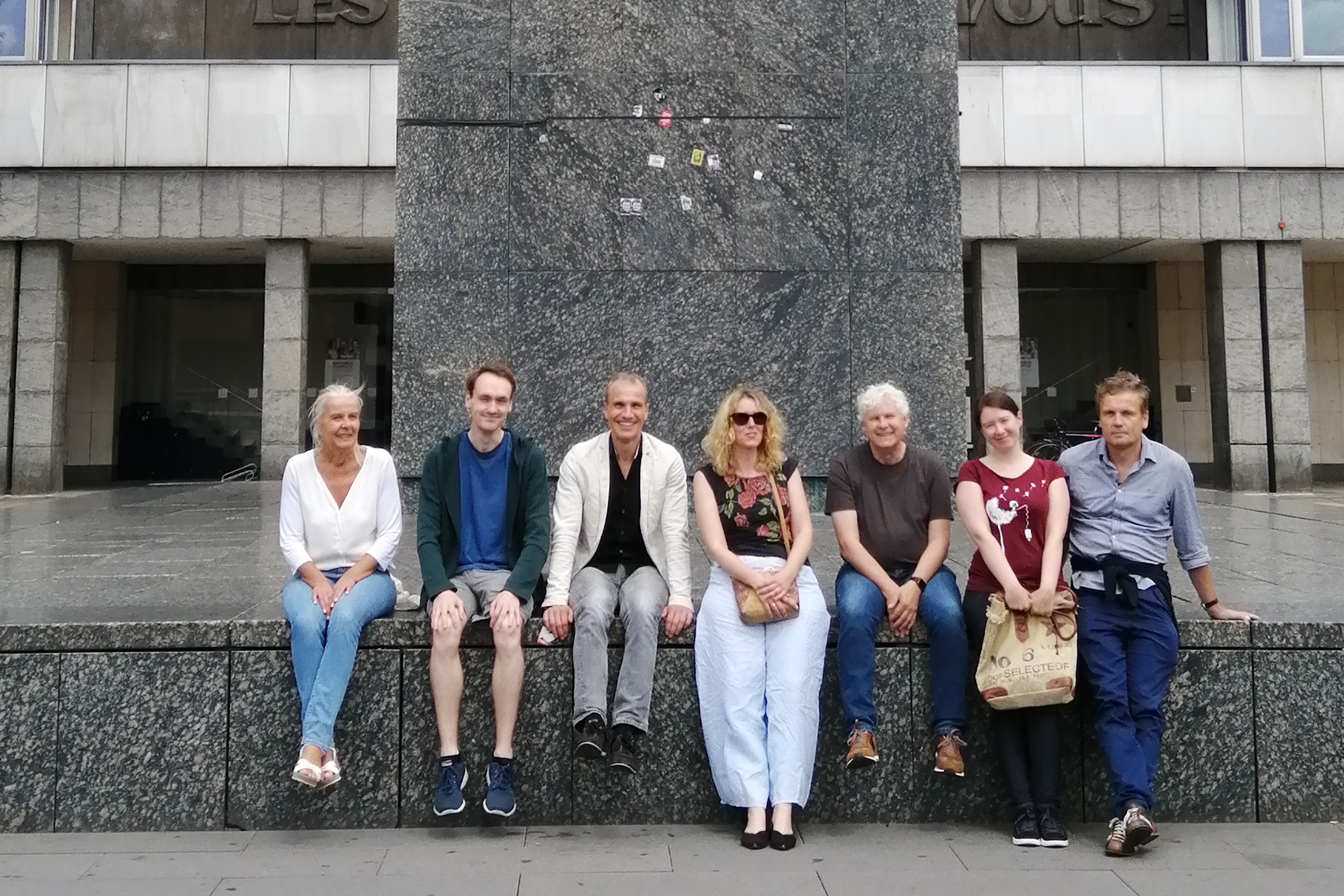 Menschen unter dem Karl-Marx-Monument in Chemnitz, von links nach rechts: Bernadette Malinowski, Max Losheijd, Christoph Grube, Claudia Bamberg, Thomas Burch, Julia Hennemann, Michael Ostheimer
