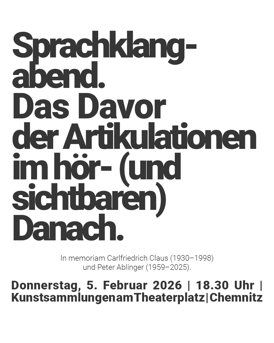 Ein Mann sitzt auf einem Stuhl in einem leeren Ausstellungsraum mit mehreren Lautsprechern