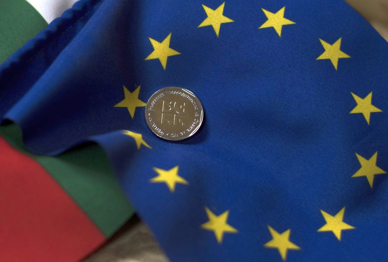 Symboldbild EU-Flagge und Euro-Münze