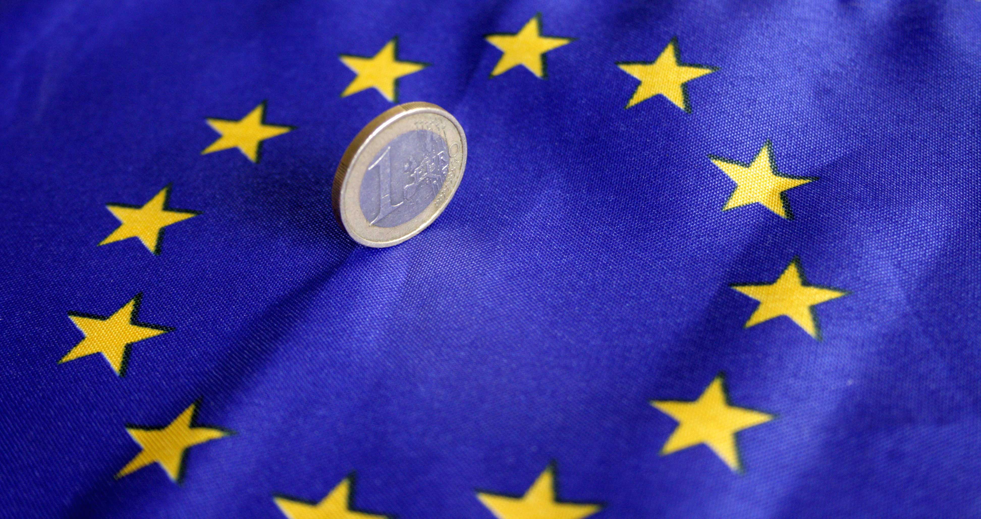 Symboldbild Eu-Flagge und Euro-Münze