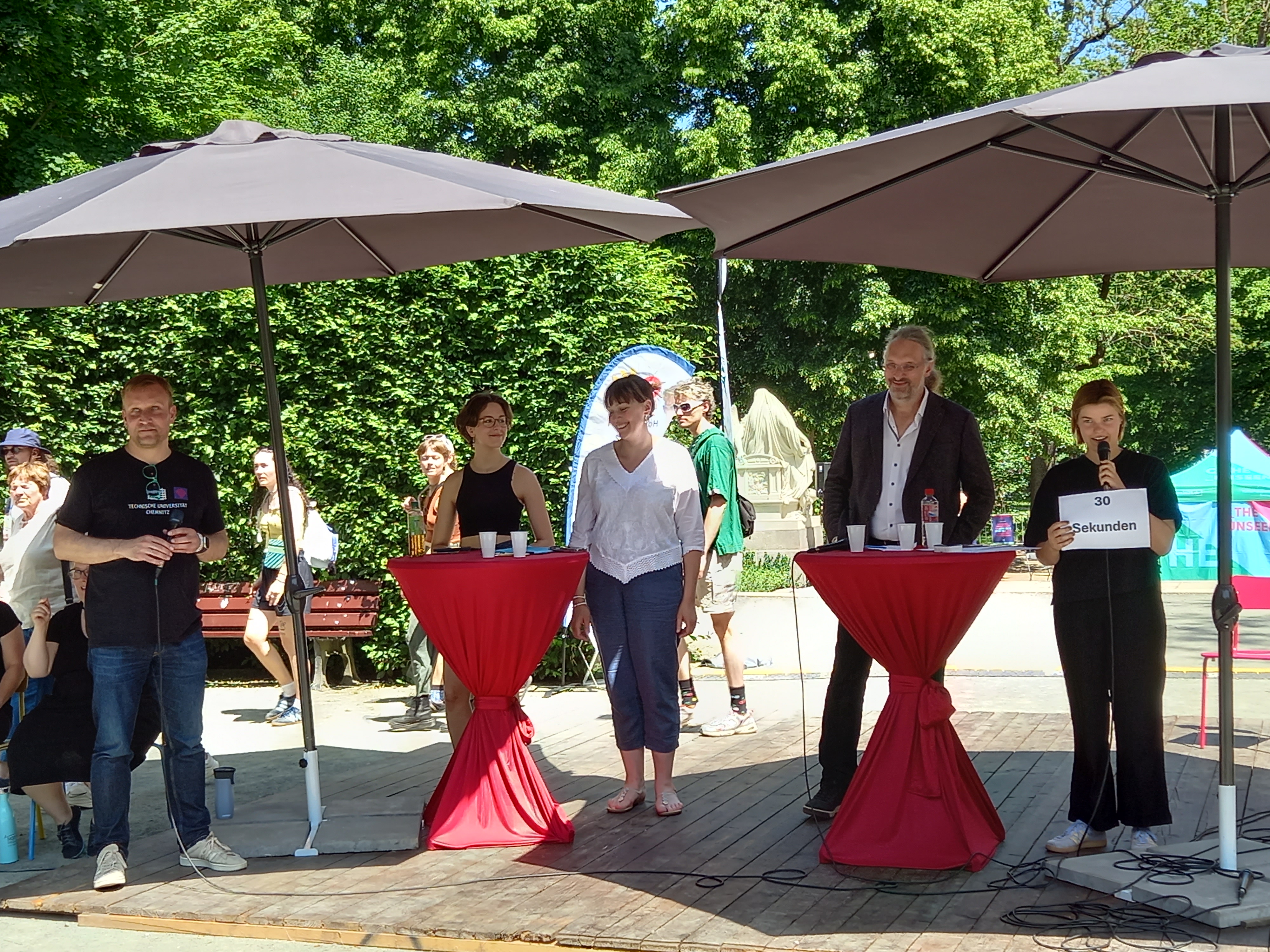 Auf dem Kosmos Festival an der Oase am Brunnen fand die Podiumsdiskussion statt