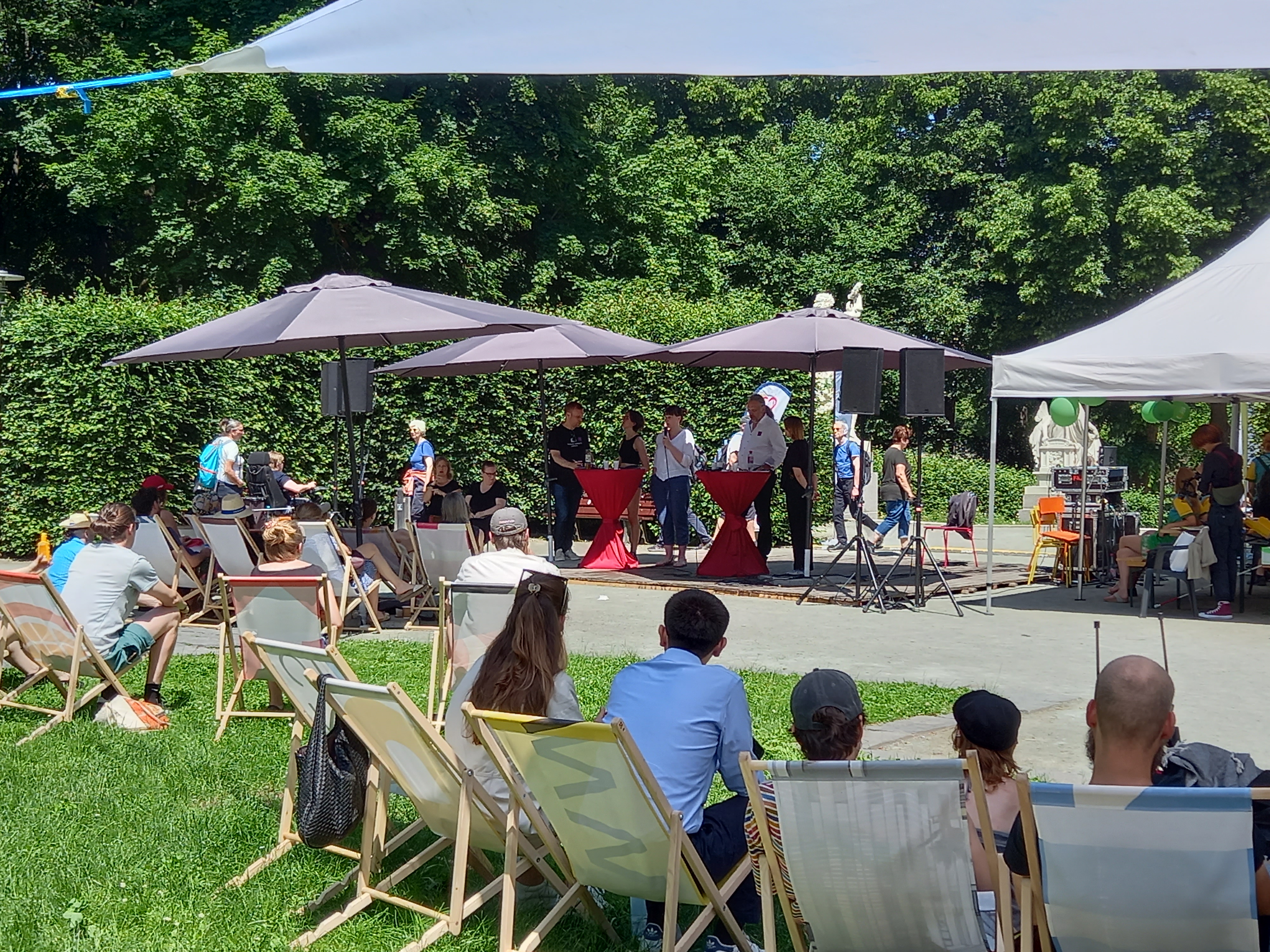 Auf dem Kosmos Festival an der Oase am Brunnen fand die Podiumsdiskussion statt