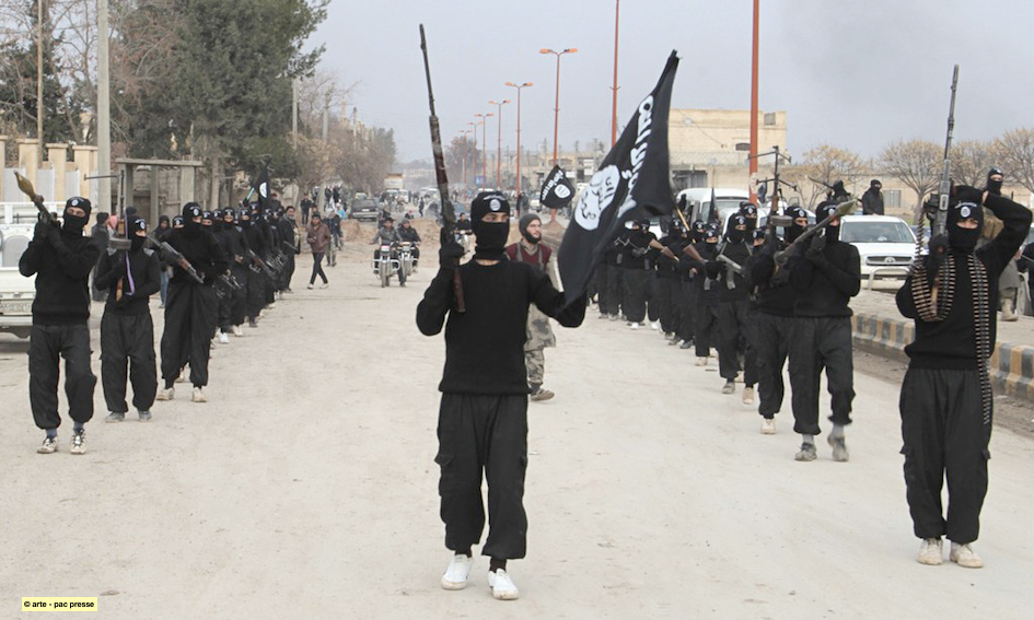Kombatanten des Islamischen Staates bei einer Parade