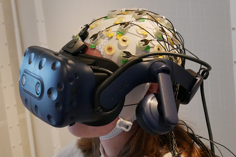 Person mit EEG-Haube und VR