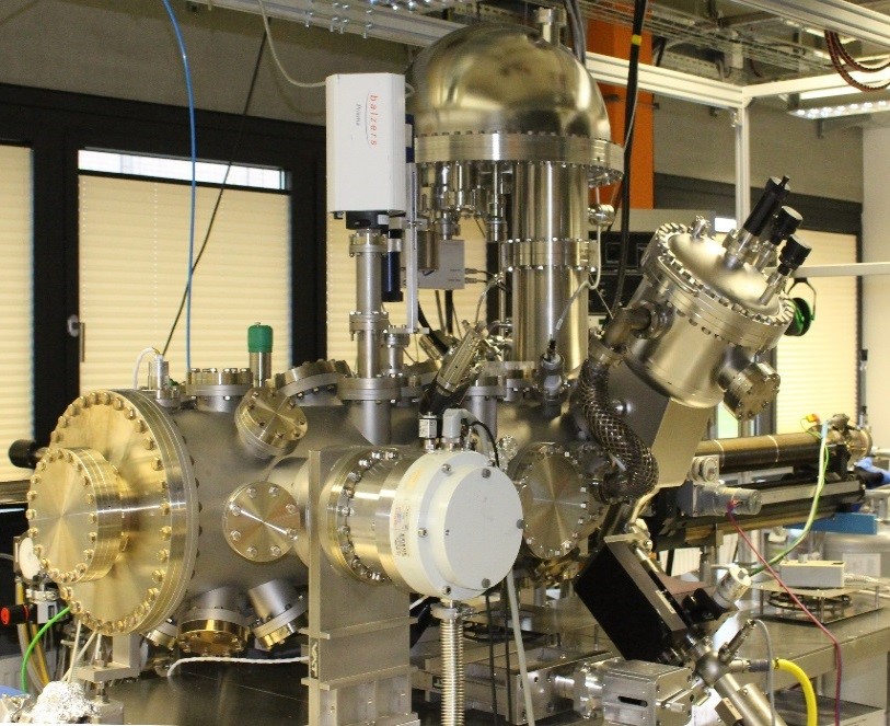 Bild der oben beschriebenen Ultrahochvakuumkammer mit verschiedenen Geräten zur Analyse, vorwiegend XPS