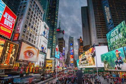 Time-Square in New York mit großen digitalen Werbetafeln