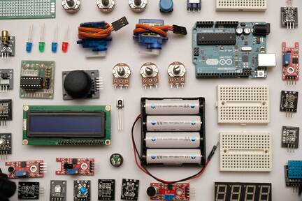 Abbildung von Arduino sowie weiterer Elektonik und Sensoren