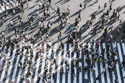 Menschenmasse auf einer Straße in Bewegung