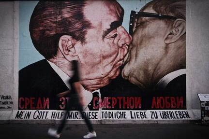 Graffiti von „Mein Gott, hilf mir diese tödliche Liebe zu überleben“ in Berlin