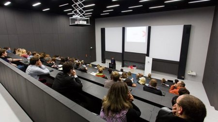 Chemnitzer Studierende sitzen im Hörsaal und verfolgen eine Vorlesung.
