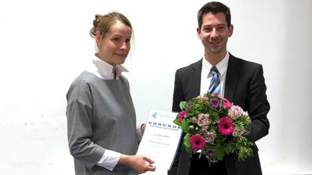 Prof. Dr. Martin Wagner (rechts im Bild) übergibt den Preis an Dr. Daniela Nickel. 