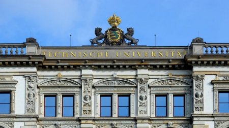 Teil der Fassade des Böttcherbaus der TU Chemnitz