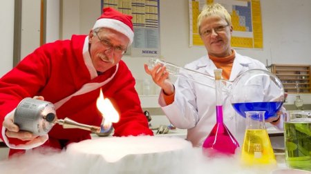 Der als Weihnachtsmann verkleidete Prof. Dr. Heinrich Lang und Ute Stöß experimentieren im Labor.