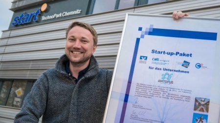 Firmengründer Dr. Henning Zeidler zeigt die Urkunde des „Start up-Pakets für Unternehmensgründer“.