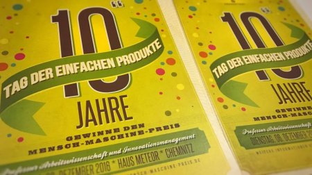 Zwei nebeneinander liegende Plakate zum „Tag der einfachen Produkte“ an der TU Chemnitz.
