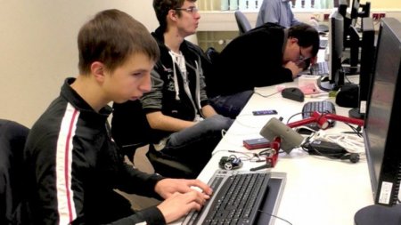 Vier Schüler tüfteln im Labor der RoboSchool am PC.