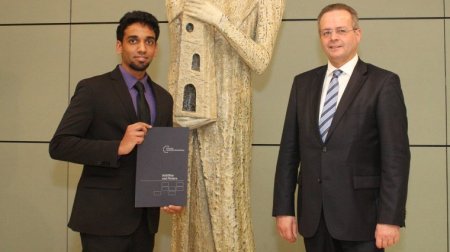 Saketh Ram Mamidala (links) erhält Glückwünsche von Eberhard Alles, Kanzler der TU Chemnitz.