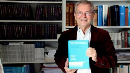 Stolz präsentiert Prof. Dr. Werner Holly Handbuch zur Linguistik als Kulturwissenschaft.