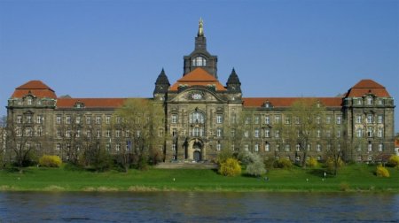 Gebäude der Sächsischen Staatskanzlei in Dresden am Elbufer.