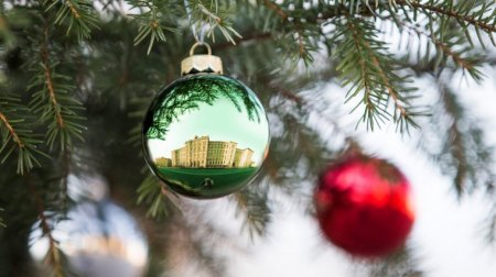 Weihnachtsbaumkugel, in der sich das Hauptgebäude der TU Chemnitz spiegelt