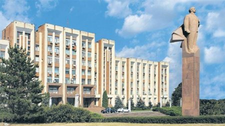 Lenin-Denkmal vor dem arlaments- und Regierungsgebäude in der Hauptstadt Tiraspol