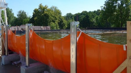 Test der Hochwasserschutzsystem mit temporär aufbaubarer Stauwand.