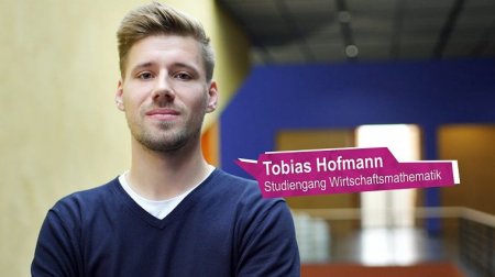 Junger Mann lächelt in die Kamera. Schriftzug mit dem Namen Tobias Hofmann.
