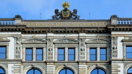 Schriftzug "Technische Universität" am Hauptgebäude der TU Chemnitz