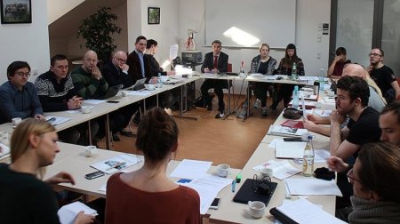 Forscher diskutieren miteinander beim Praxisworkshop 