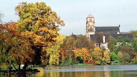 Schlosskirche Chemnitz oberhalb des Schloßteiches