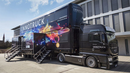 Der „InnoTruck“ ist ein doppelstöckiges Ausstellungsfahrzeug.