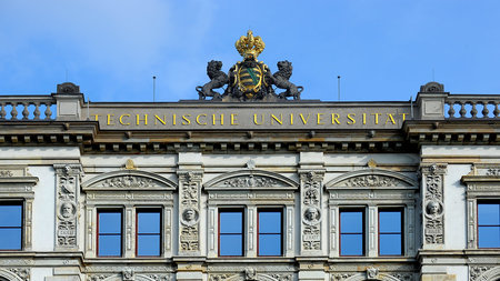 Wappen auf dem Hauptgebäude der TU Chemnitz