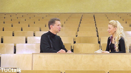 Der Screenshot aus "TUCtalk 4" zeigt Prof. Maximilian Eibl im Gespräch mit Stefanie Müller.