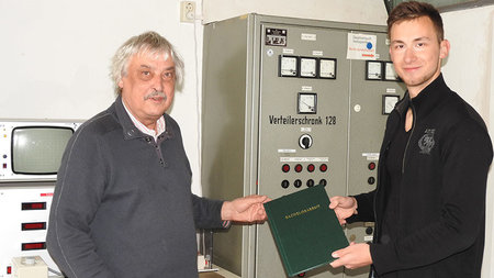 Jan Wiesner (r.) bei der Abgabe seiner Bachelorarbeit an seinen Betreuer Prof. Dr. Josef Lutz.