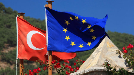 Flaggen der Europäischen Union und der Türkei
