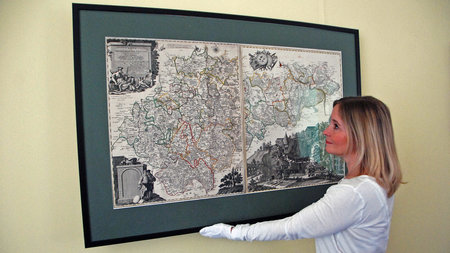 Andrea Bräuer zeigt eine wertvolle Landkarte.