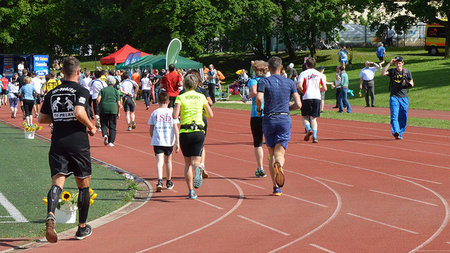 Sportler drehen auf dem Sportplatz der TU Chemnitz ihre Laufrunden.