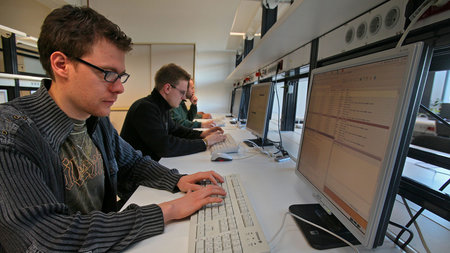 Studenten arbeiten an Computern in einem Uni-Labor.