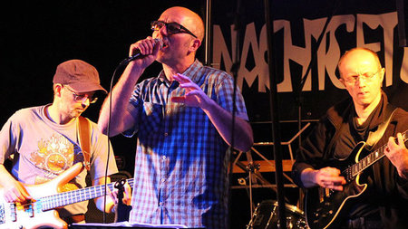 Drei Bandmitglieder von Nachtgetüm bei einem Auftritt.