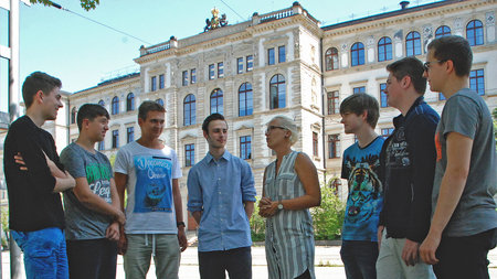 Die neuen Auszubildenden der TU Chemnitz im Gespräch mit Miriam Fellechner.