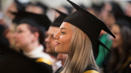 Graduierte mit Talar und Barett.